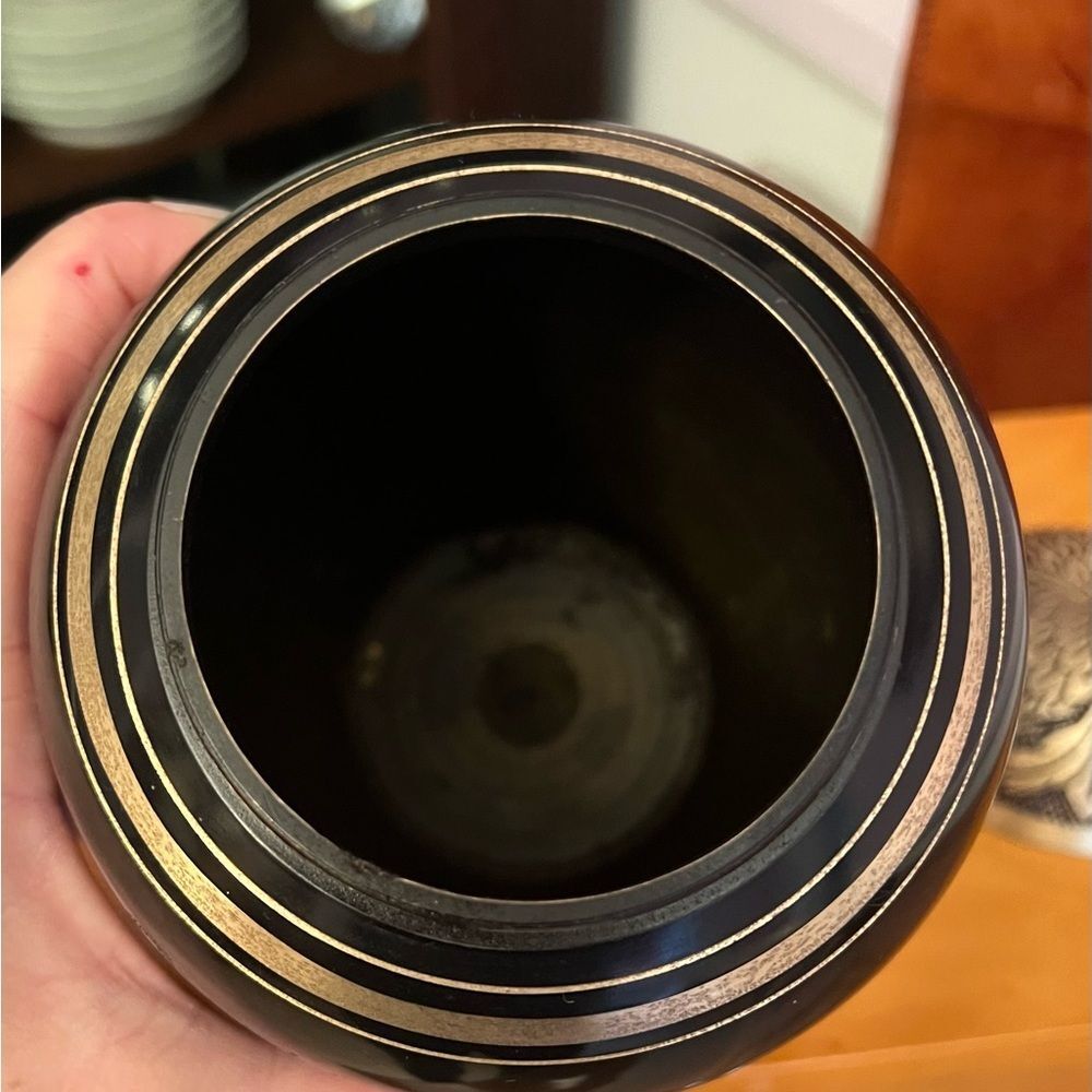 Solid brass, black, 45 cubic inches, carved cat urn. - Picture 2 of 7